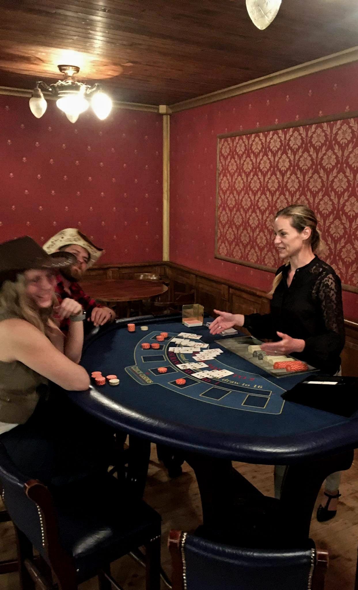 Krupiérka mobilního casina vede blackjack na soukromé akci